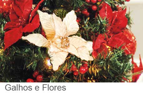 Flores e galhos para decoração de árvore de natal